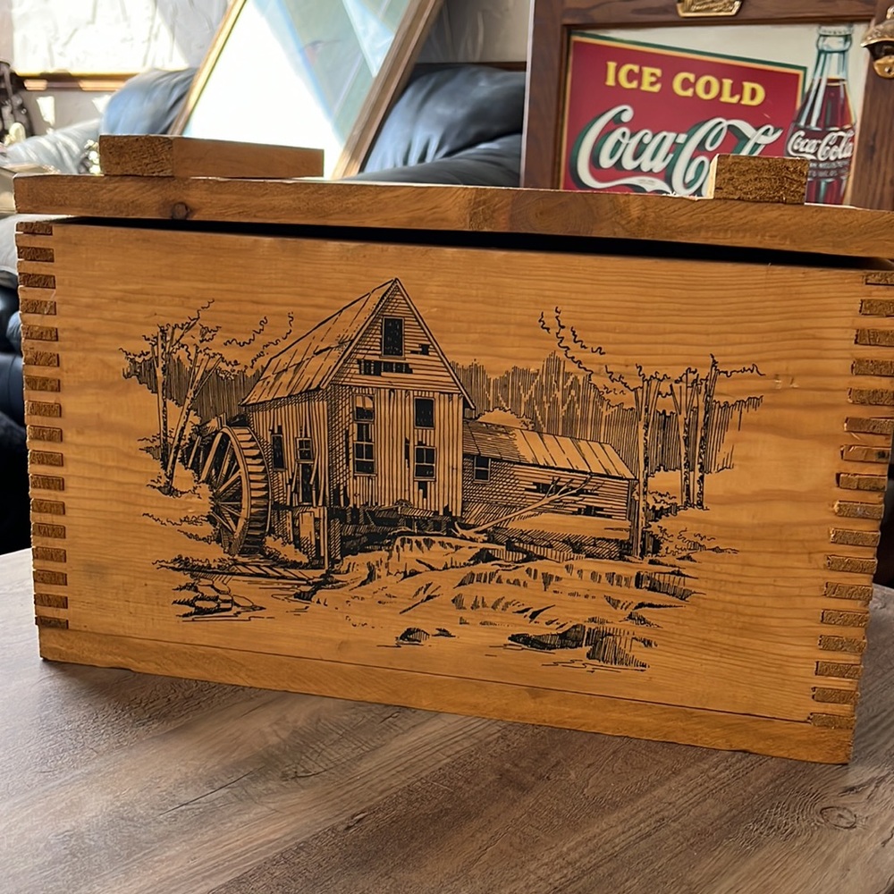 The classic by Evans 1994 Old mill storage box with hinged lid